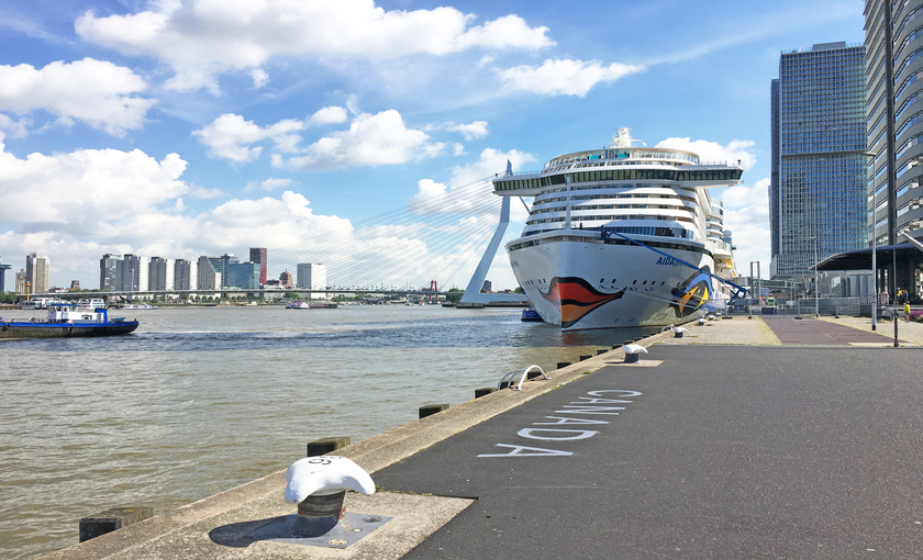 AIDAprima cruiseschip AIDA Cruises in haven Rotterdam