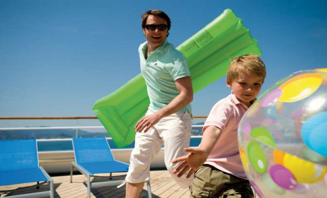 Vader en zoon op het dek van AIDA