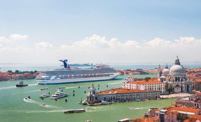 Carnival Liberty op zee 