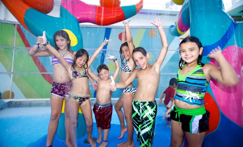 groepje kinderen hebben plezier op de Freedom of the Seas