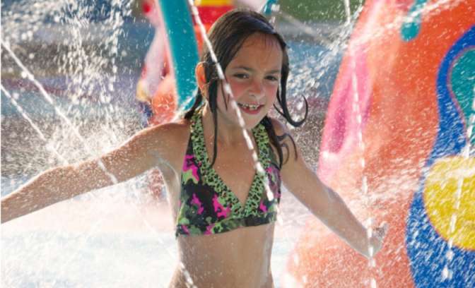 Kind rent door zwembad op de Freedom of the Seas