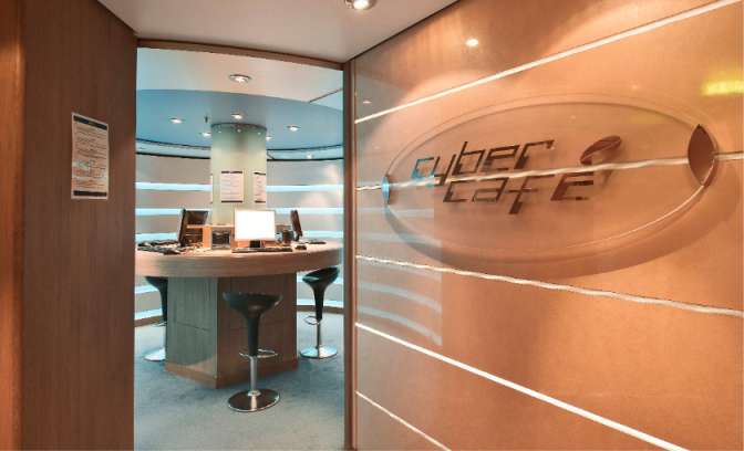 Een cybercafe op de MSC Musica 