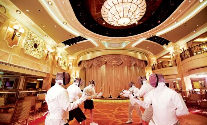 Schermen in de Queensroom op de Queen Victoria