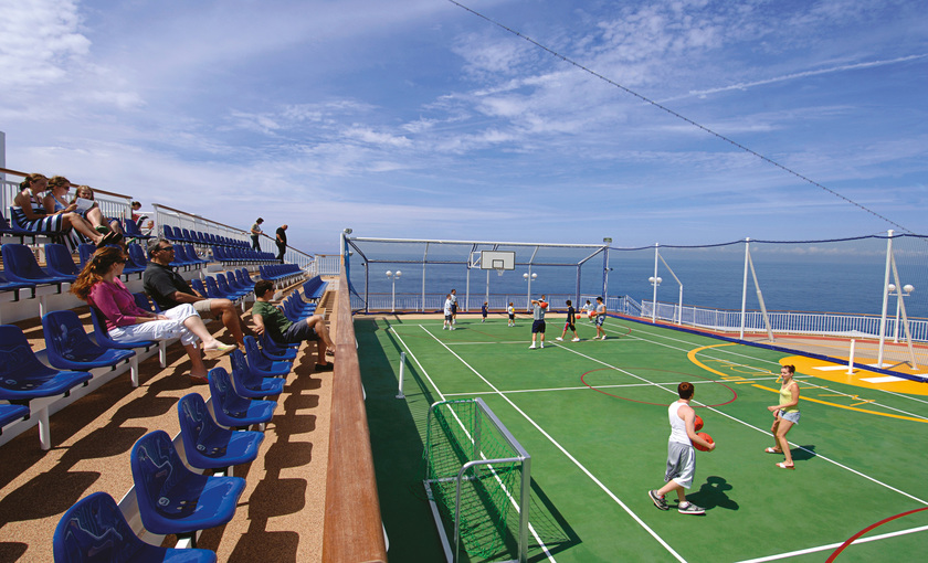 Een sportveld op de Norwegian Pearl van NCL