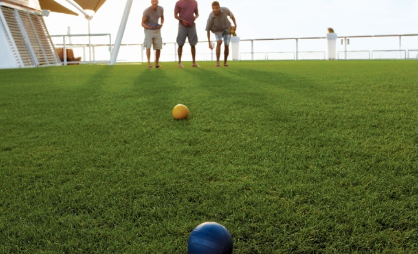 Een putting green op de Celebrity Equinox