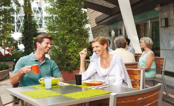 Een saladebar op de Allure of the Seas van Royal Caribbean