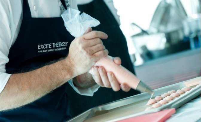 Een bakker maakt koekjes op de Celebrity Eclipse
