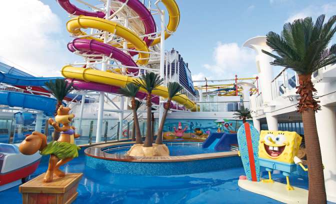 Een zwembad in spongebob thema op de Norwegian Breakaway van NCL