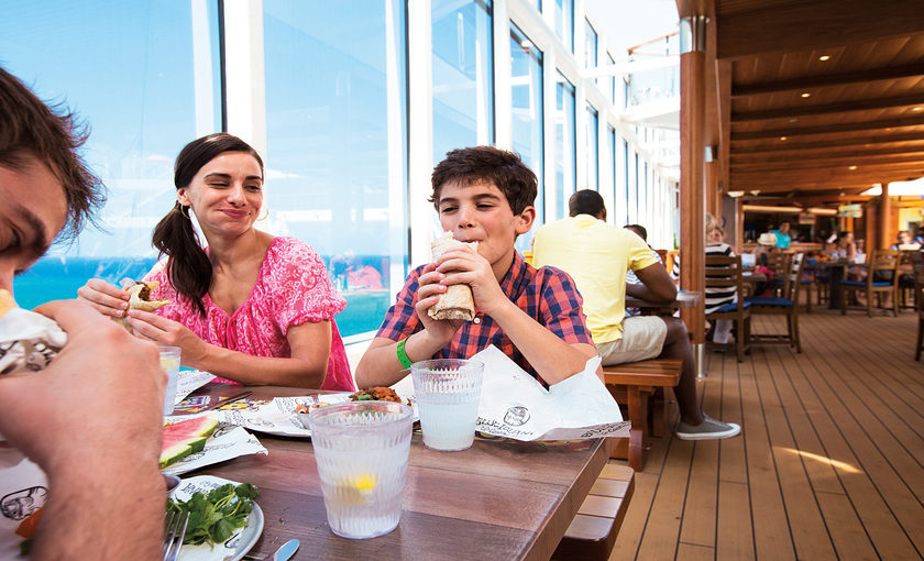 Gezin dineren aan boord van rederij Carnival