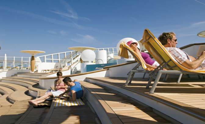 Zonnen op het dek van AIDAstella 