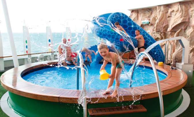 Familie aan boord van AIDAstella in een whirpool