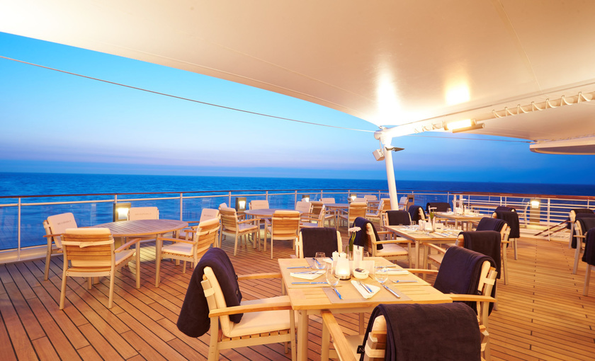 Terras van de Yachtclub op Europa 2 van Hapag Lloyd
