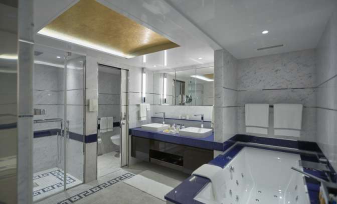 De badkamer van de Regent Seven Seas Explorer Suite