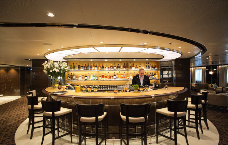 De Observation bar op deck 11 van de Seabourn Encore