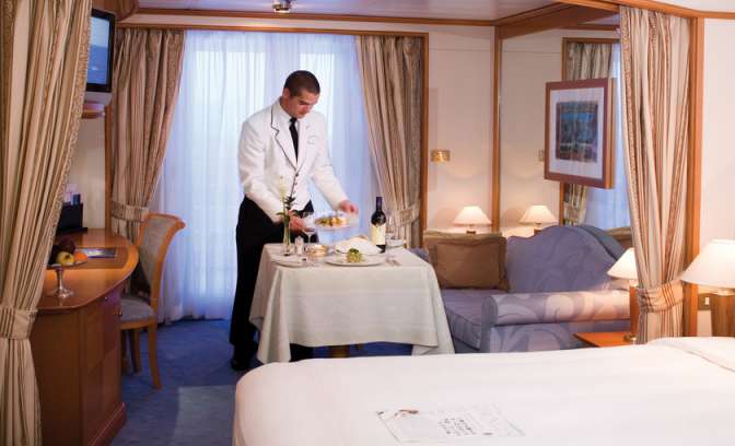 Roomservice aan boord van cruise Silverseas Shadow