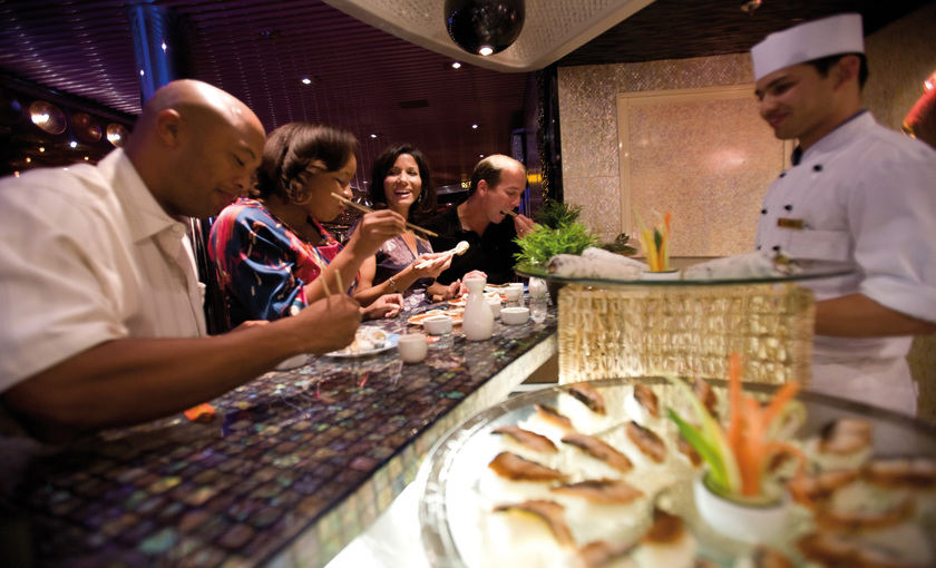 Sushi eten in het schip van Carnival Sensation