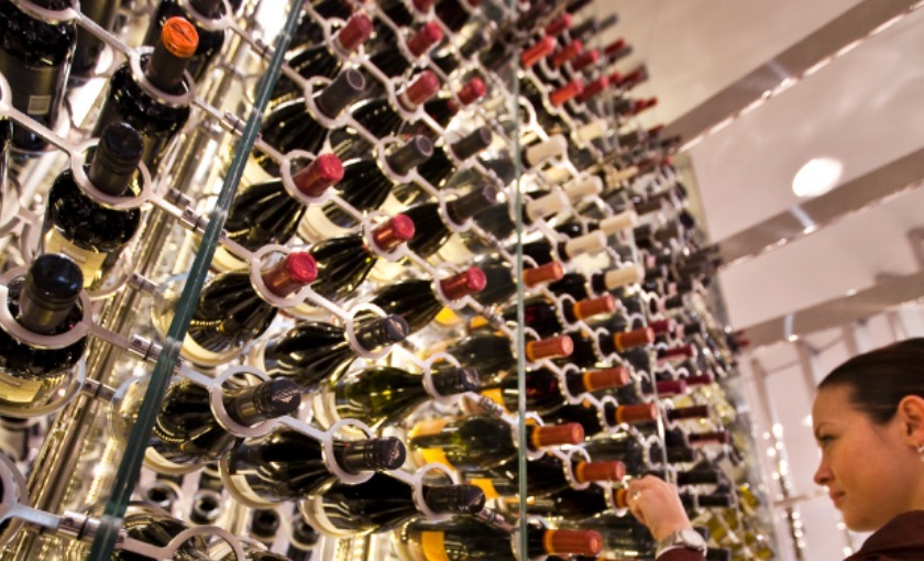 Een wijntoren op de Celebrity Summit.