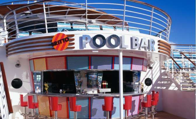 cocktailbar bij het zwembad op de Explorer of the Seas