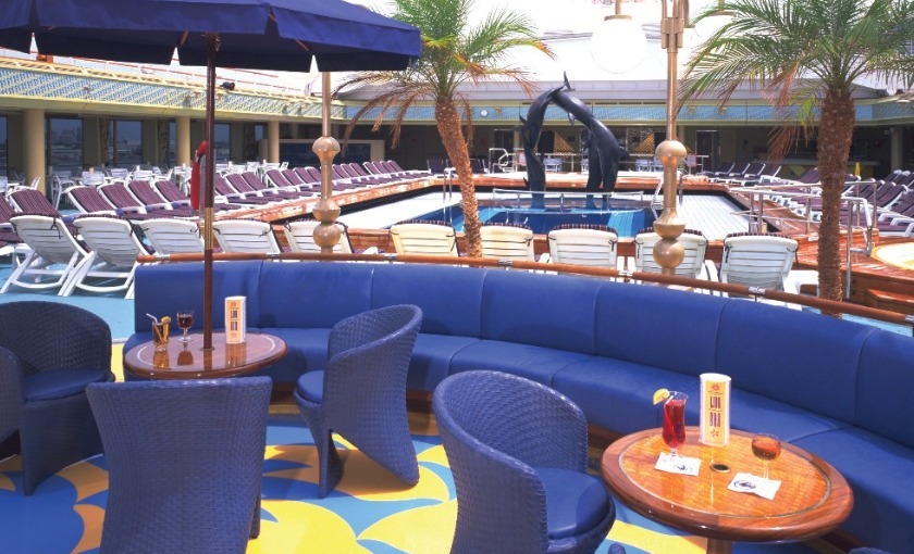 Cocktails aan een zwembad op de MS Zaandam