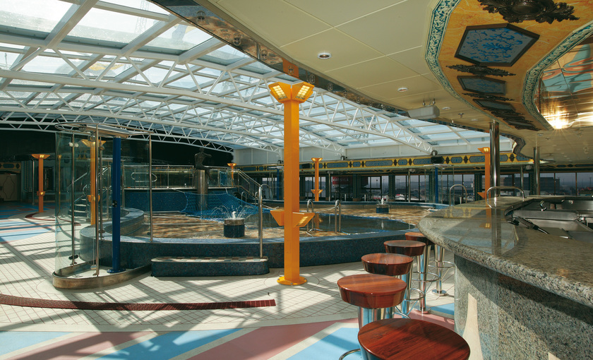 Een bar bij het zwembad op de Costa Mediterranea