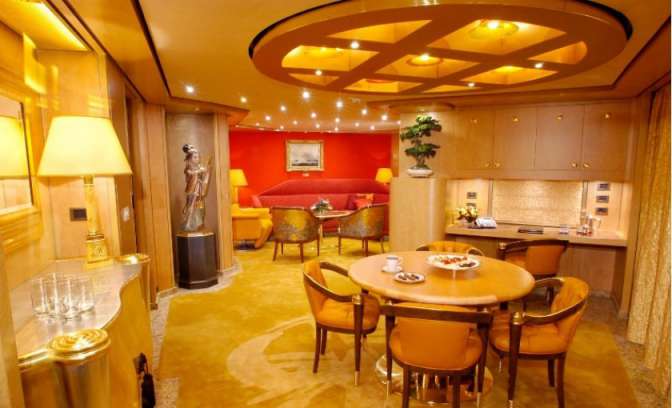 De eetkamer van de pinnacle suite op de Oosterdam van Holland America Line