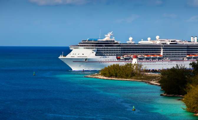 Een cruiseschip bij de Bahamas