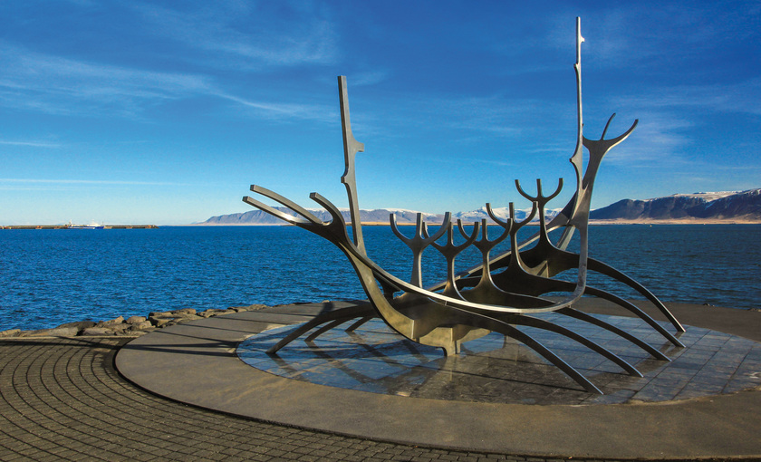 Standbeeld van een vikingboot in Reykjavik
